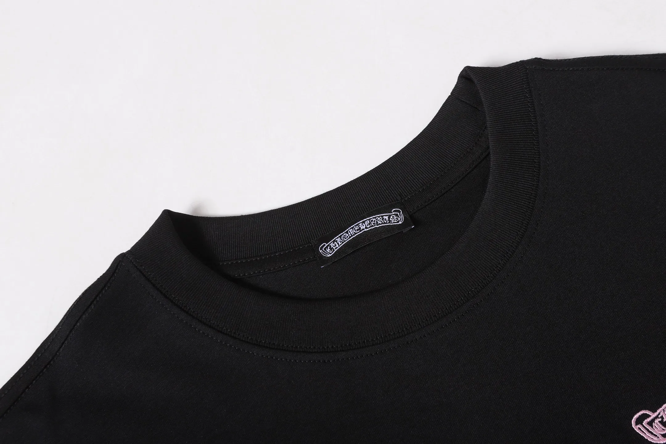 P160 Chrome Hearts CH Chrome Hearts Heavy Industry lip graffiti leather cross ✝️Short-sleeved T-shirt Use imported Tajima machine embroidery Correctly configured Black 2025 Chrome Hearts nylon bag authentic packaging 260 grams of custom-dyed double yarn cotton Large version Loose and stylish Differentiation from low version slim and long version The upper body pulls the hips 100% commitment: top quality Do not make fast food The highest version on the market Top quality - different from the ordinary versions on the market If you care about quality, you should also respect the price. Absolutely 0 after-sales service and 0 return rate so far. It’s hard not to love the style - 260g custom-dyed double yarn fabric - Correct high-density main mark, washed tag, hand-sewn